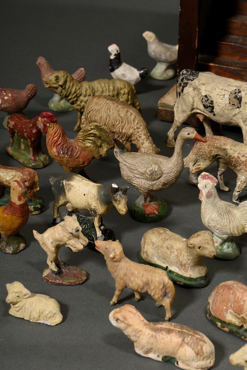 Children's toy "Farm", approx. 1920/1930, consisting of: coloured painted stable building with hipp - Image 4 of 11