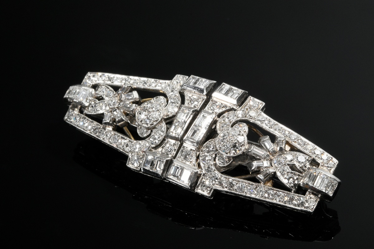 Art Deco platinum double clip pin with octagonal and baguette-cut diamonds (together approx. 4ct/VS