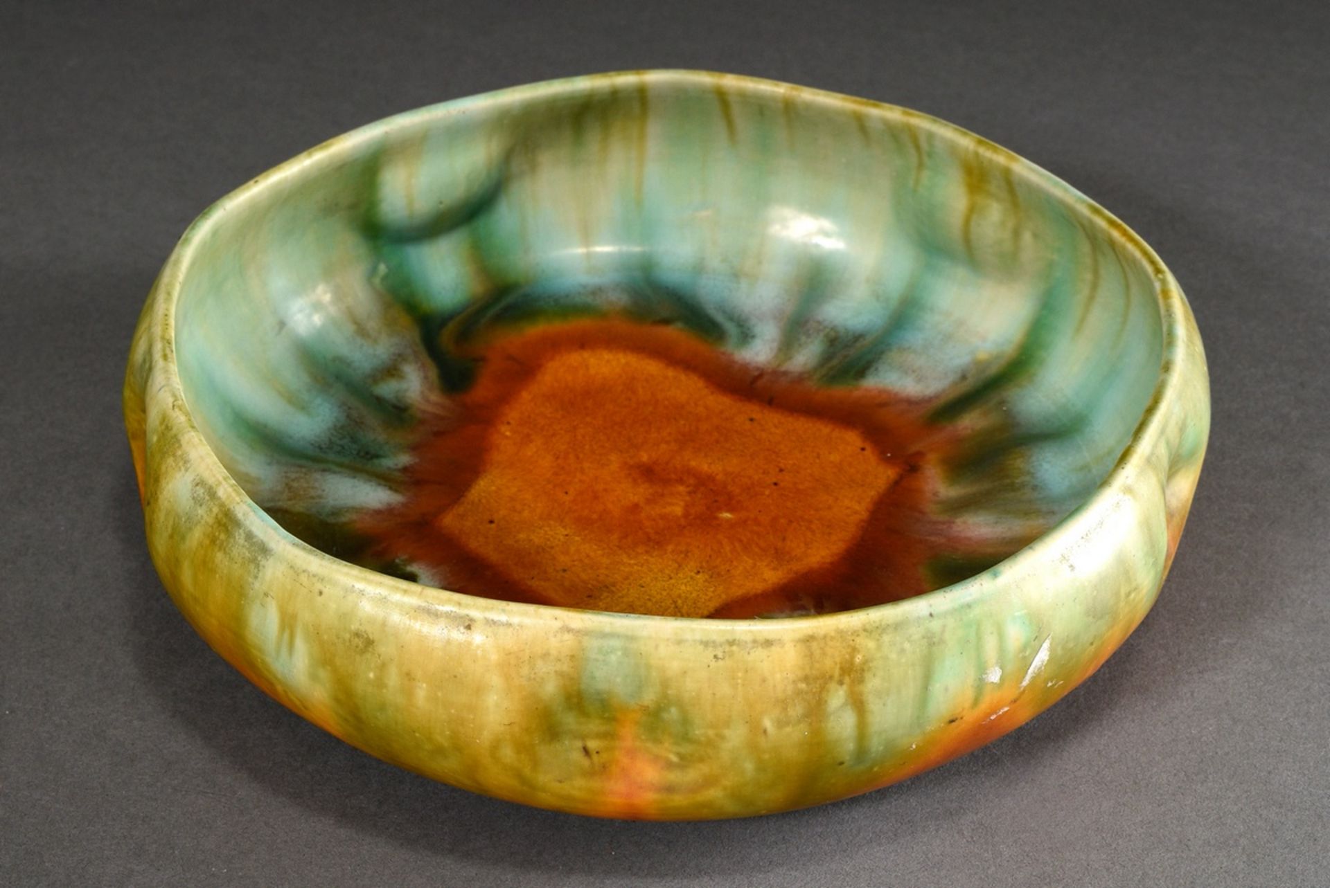 Round bowl with 5-fold moulded wall, ceramic with green-orange gradient glaze, 1913-1929, base stam
