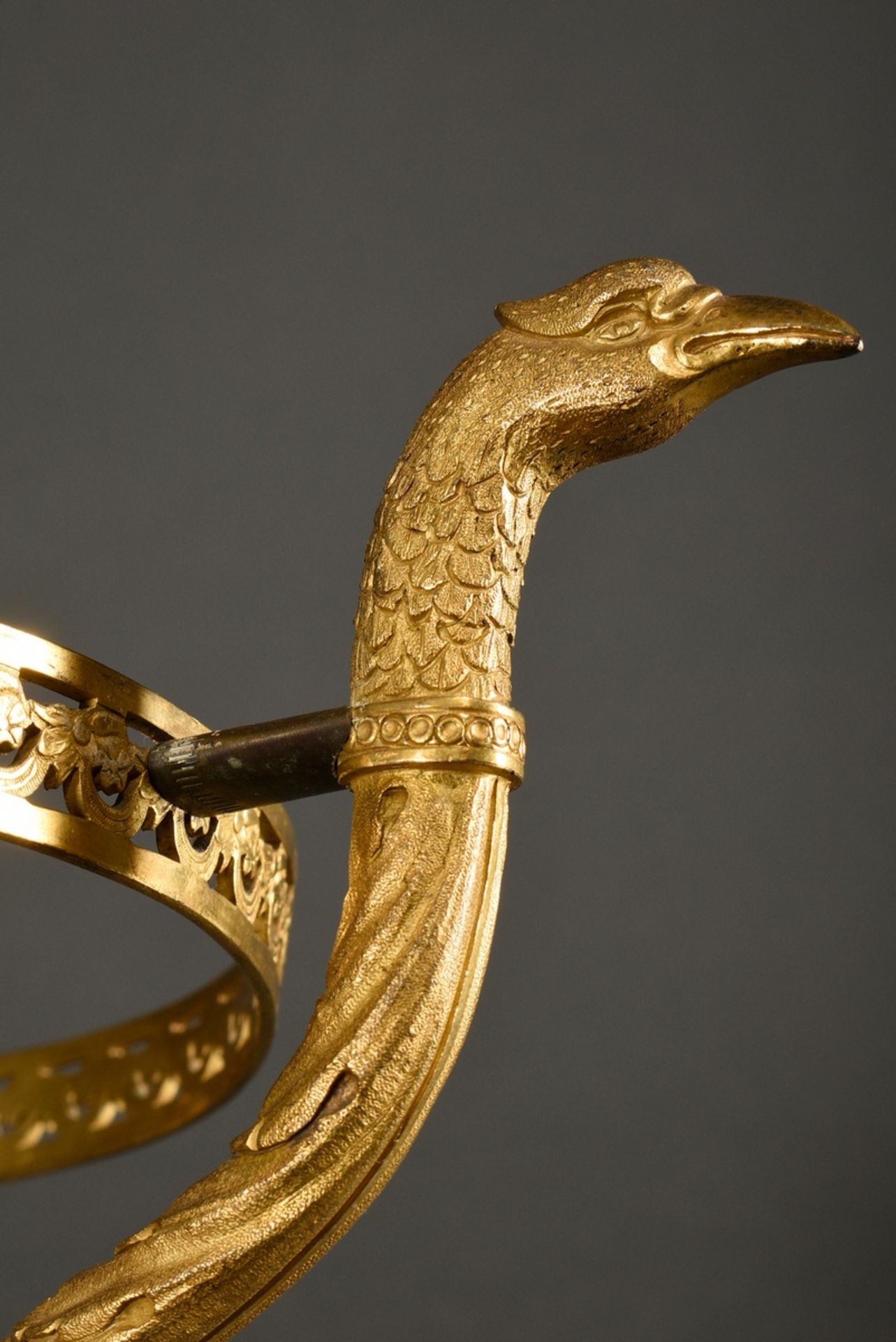 Empire Aufsatz mit feuervergoldetem Bronze Gestell aus 3 Adlerköpfen und -fängen auf Kugeln sowie d - Bild 7 aus 13