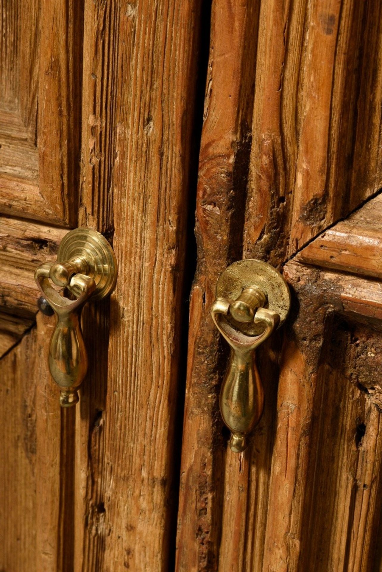 2 Eichen Türen mit Faltwerk Reliefschnitzereien in gotischer Façon in den Füllungen, Nadelholz, Mes - Bild 4 aus 9