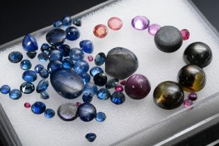 Konvolut diverser ungefasster Korunde: blaue Saphire (zus. ca. 13.35ct), Rubine (zus. ca. 1.70ct) s