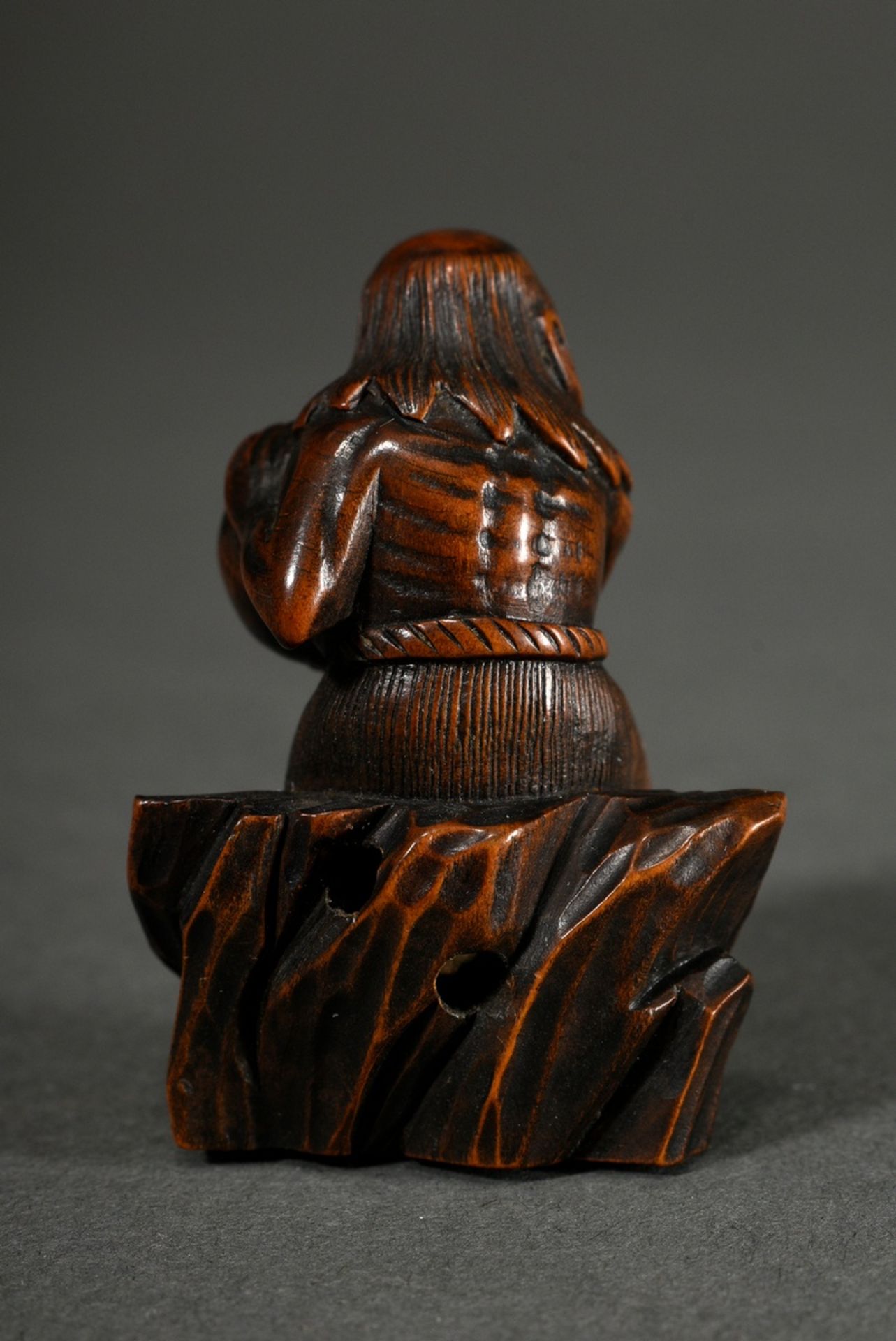 Boxwood netsuke "Fisherman on rock with ball (?)", movable contents, Himotoshi of different sizes,  - Image 2 of 4