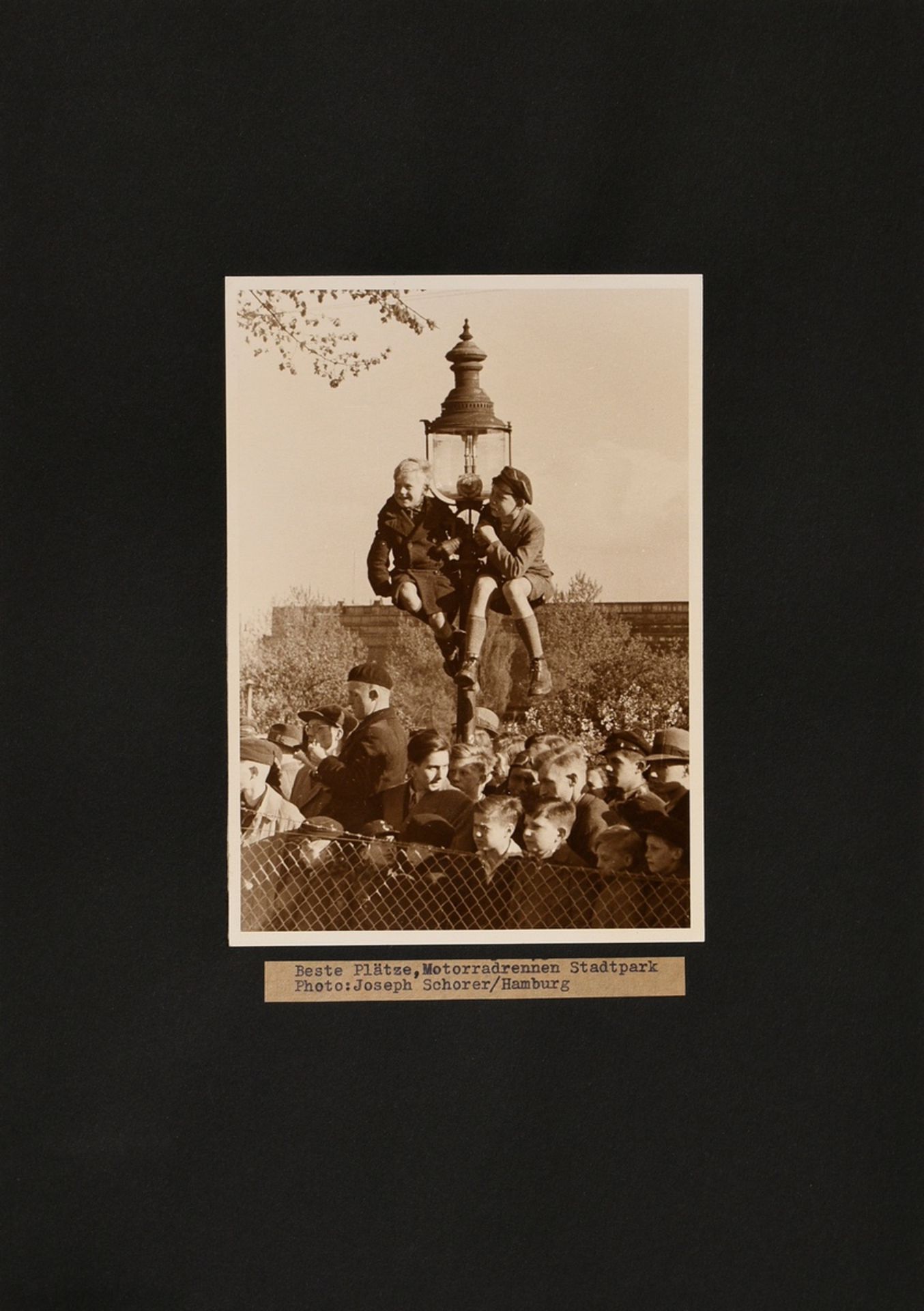 Schorer, Joseph (1894-1946) "Beste Plätze, Motorradrennen Stadtpark", Fotografie, auf Karton montie - Bild 2 aus 5