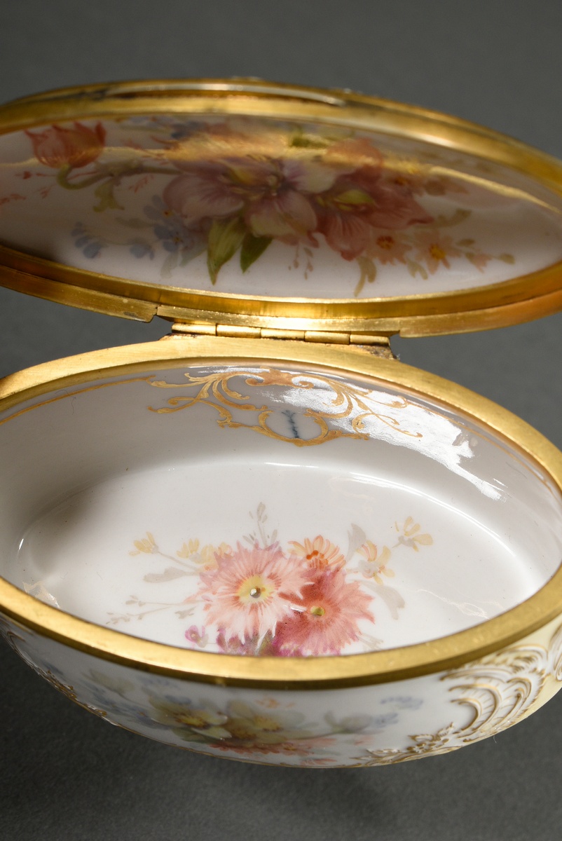 Oval KPM porcelain snuff box in rococo form with soft painting "Blossoms and ornamental lattice", g - Image 5 of 6