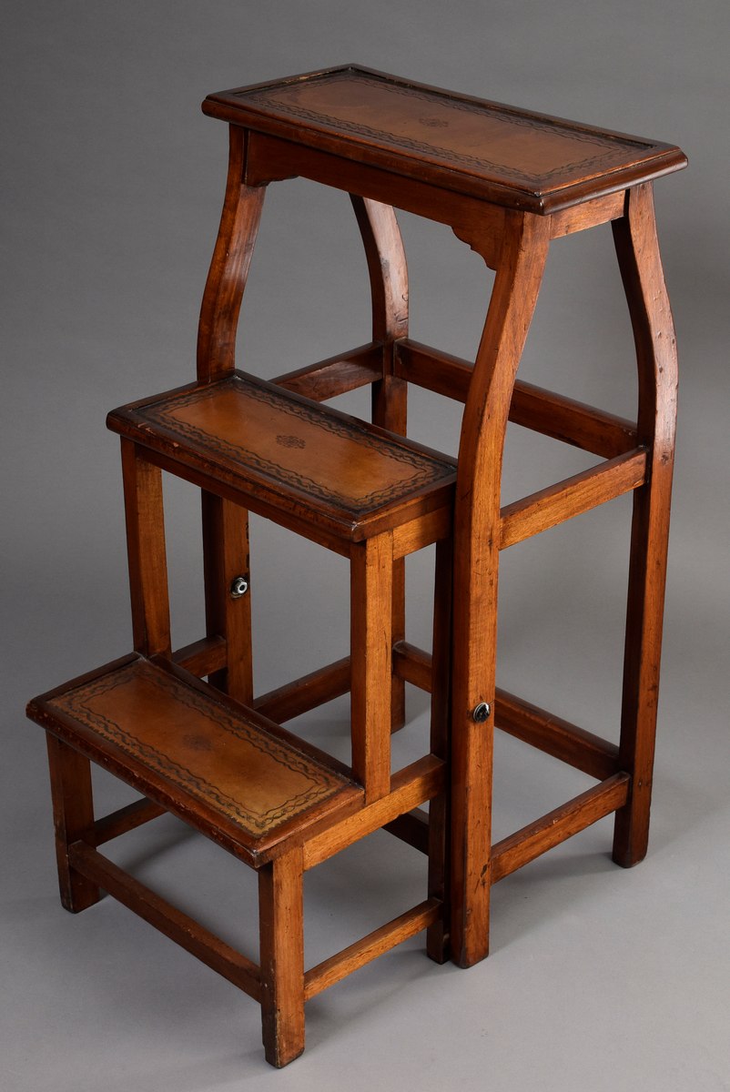 High mahogany library step with punched leather inlays, foldable, England end of 19th century, 82x4