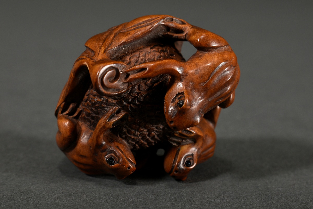 Boxwood netsuke "Three frogs on a berry", inlaid horn eyes, sign. Gyokuseki 玉石 (Davey 436), 20th ce - Image 4 of 6