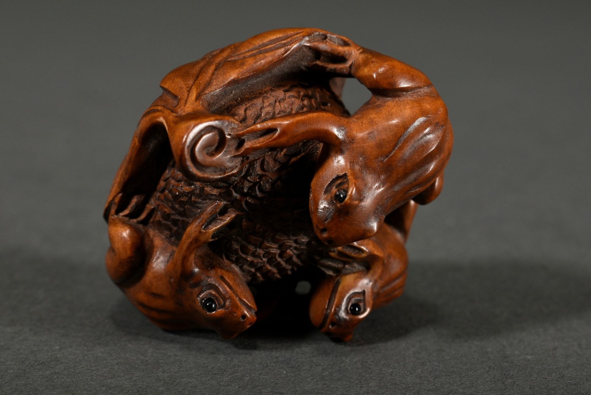 Buchsbaum Netsuke "Drei Frösche auf einer Beere", eingelegte Horn Augen, sign. Gyokuseki 玉石 (Davey  - Bild 4 aus 6