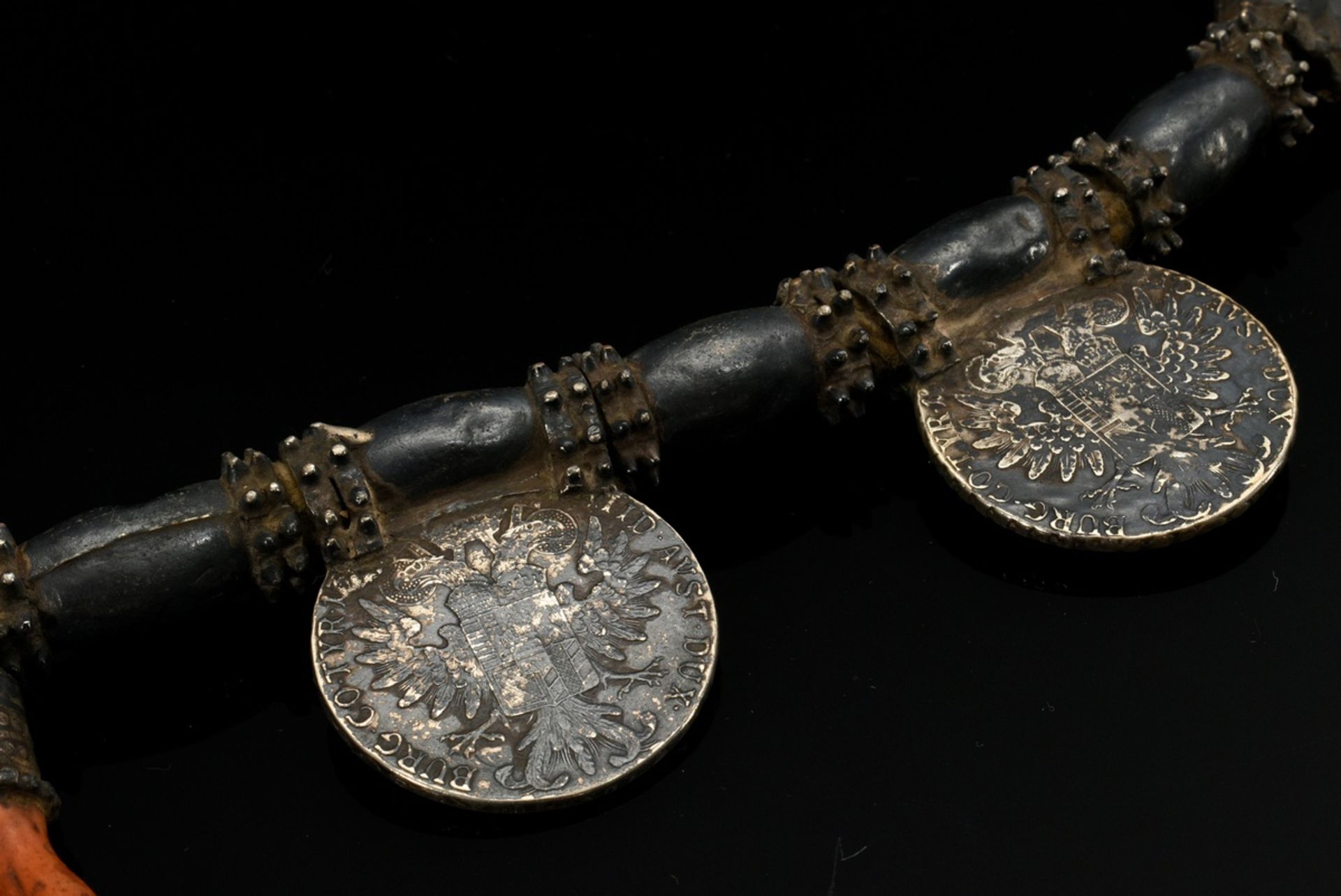 2 Diverse Halsketten "Hirz" oder "Sumpt", Oman Wahiba-Sand-Beduinen, große Stachelperlen mit Maria- - Bild 3 aus 14