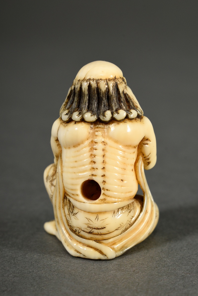 Ivory netsuke "South Sea Islander with tamaperle", partially coloured black, Japan 19th century, h. - Image 3 of 6