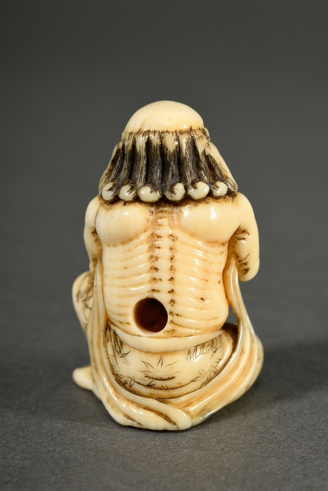 Elfenbein Netsuke "Südseeinsulaner mit Tamaperle", partiell schwarz eingefärbt, Japan 19.Jh., H. 3, - Bild 3 aus 6