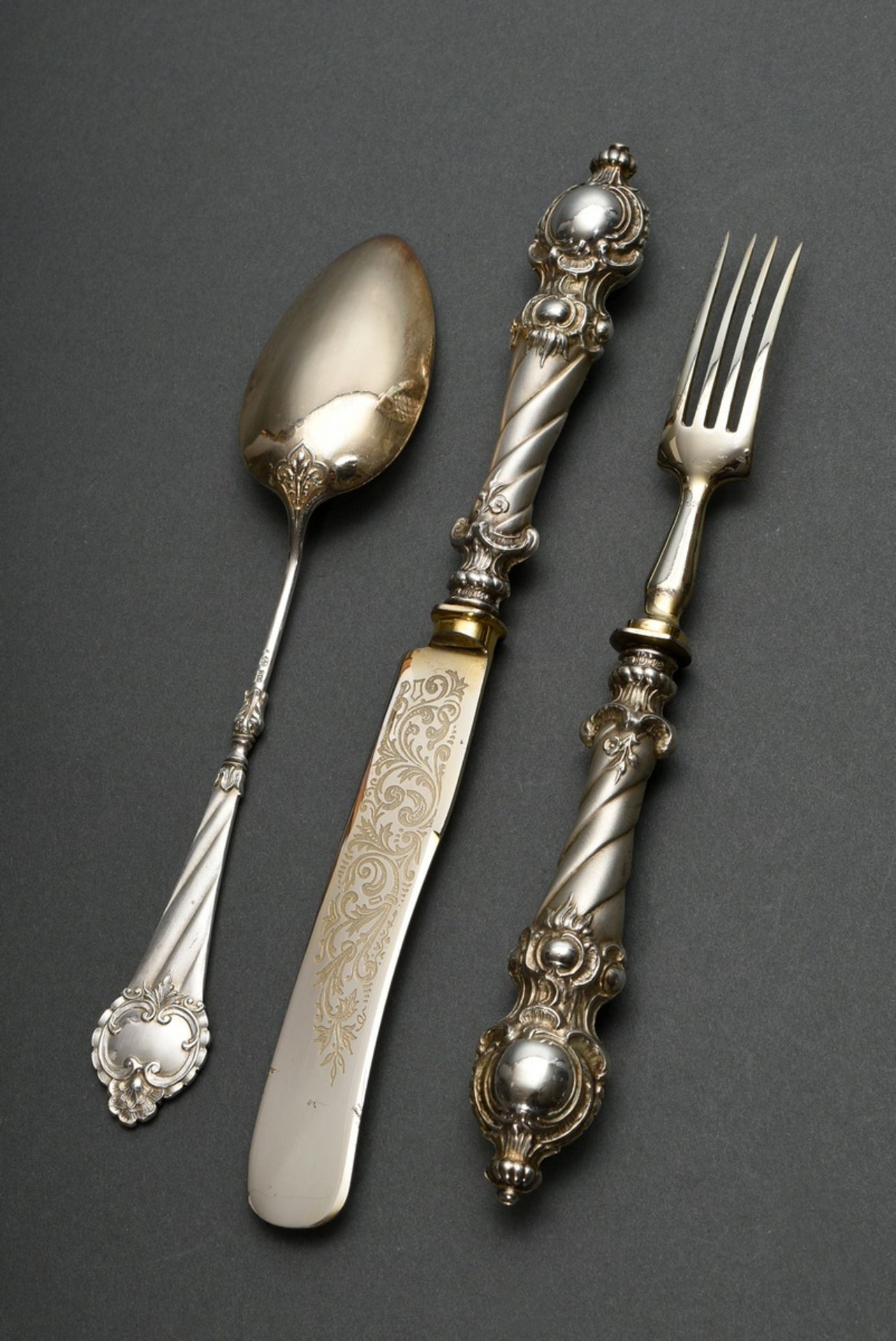 Dreiteiliges Taufbesteck: Messer, Gabel und Löffel mit opulenten Griffen und floral gravierter Laff - Bild 4 aus 6