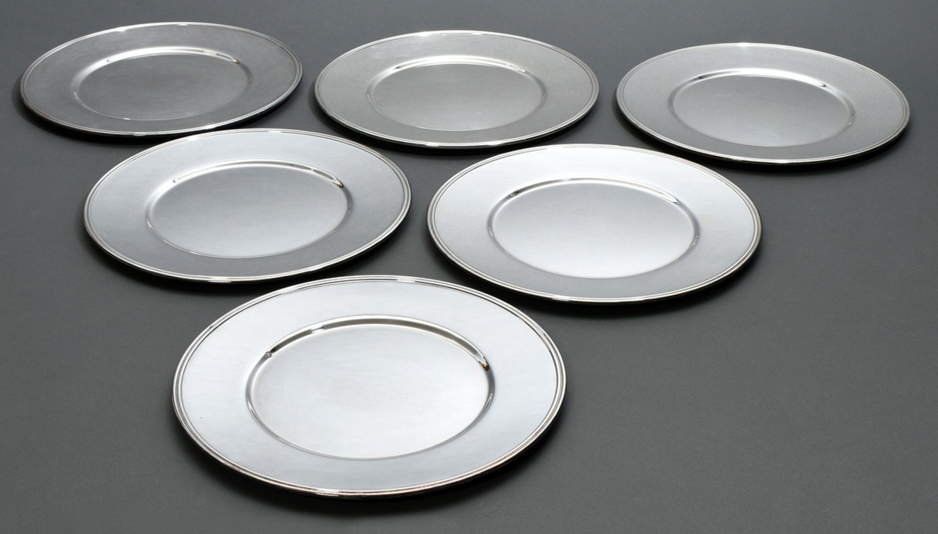 6 Moderne Platzteller in schlichter Façon, Wilkens, Silber 925, 6240g, Ø 32cm, in Original Hüllen - Bild 2 aus 7