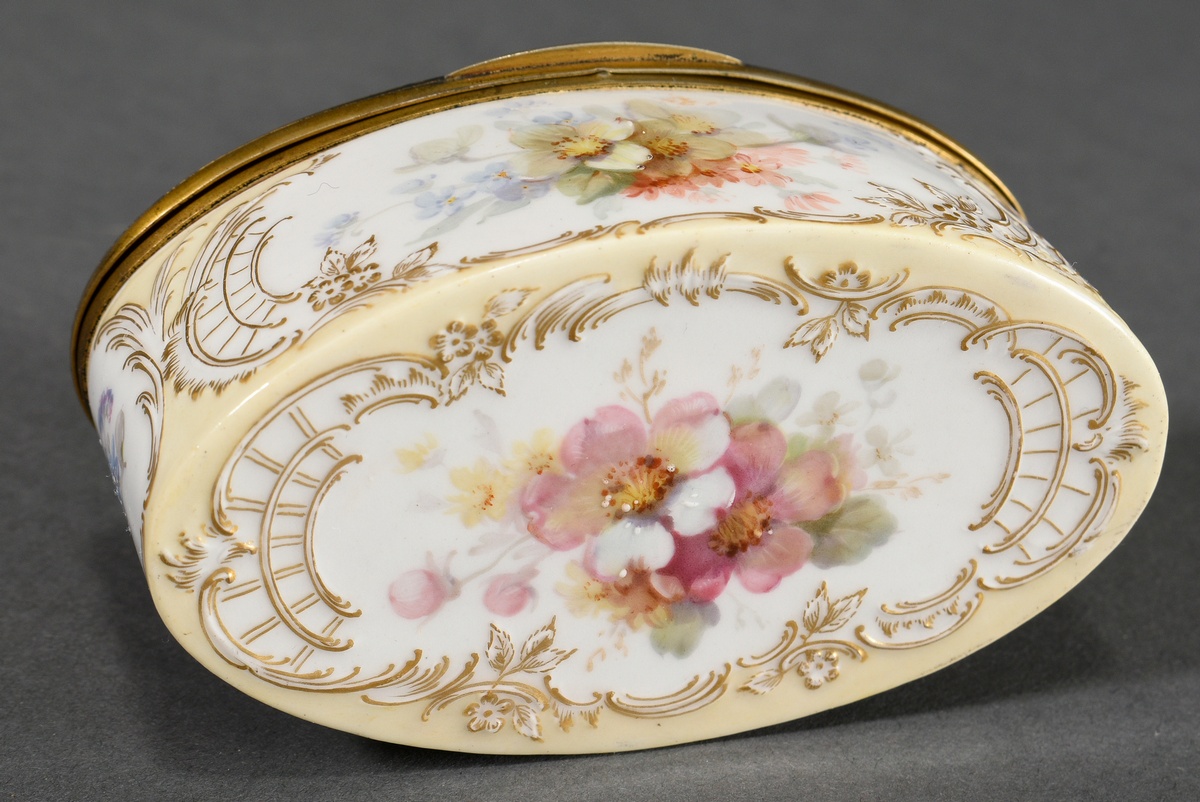 Oval KPM porcelain snuff box in rococo form with soft painting "Blossoms and ornamental lattice", g - Image 3 of 6