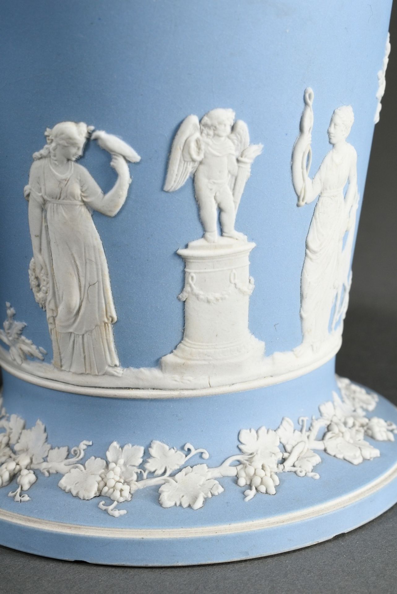 2 Diverse Teile Wedgwood Jasperware mit klassischen Bisquitporzellan Reliefs auf hellblauem Fond: D - Bild 3 aus 9