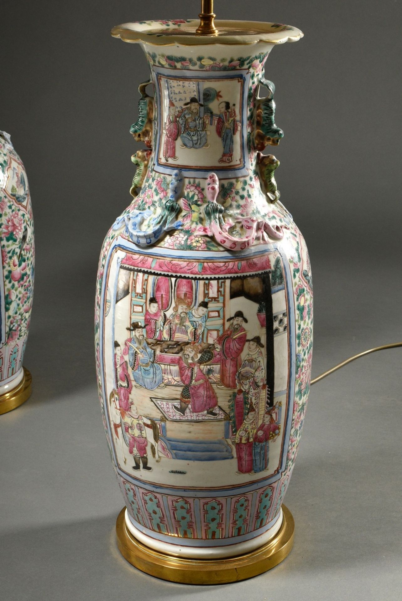 Paar große chinesische Porzellan Vasen mit polychromer Malerei "Höfische und Kampf Szene" auf Blüte - Bild 3 aus 13