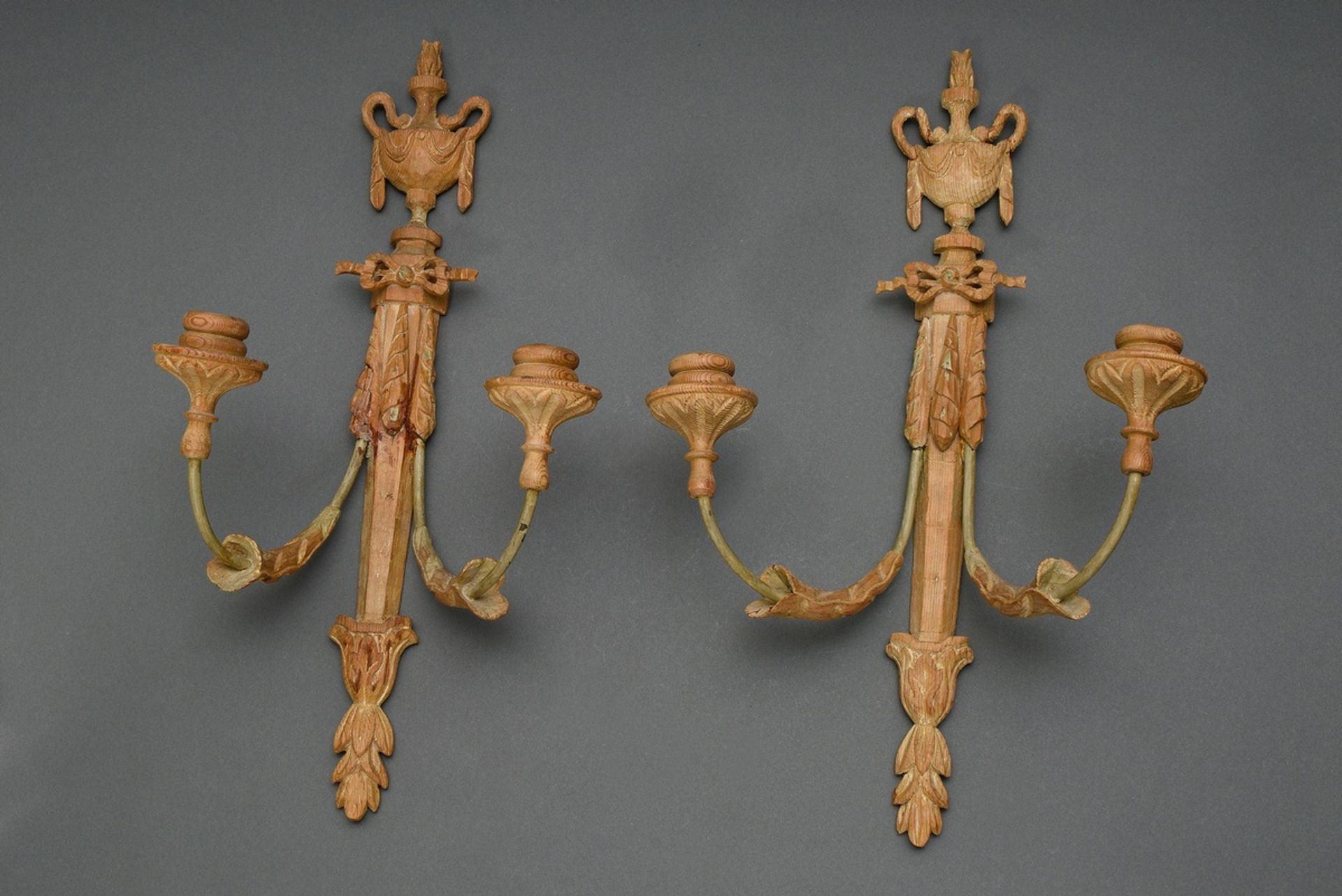 Paar geschnitzte Wandarme im Louis XVI Stil, Weichholz abgebeizt, 19.Jh., 50,5x28x17cm, defekt