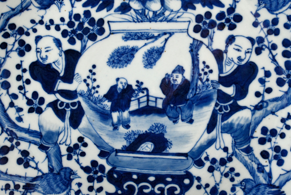 Round platter with rich blue-painted decoration "Two boys with vase on prunus branch background wit - Image 5 of 5