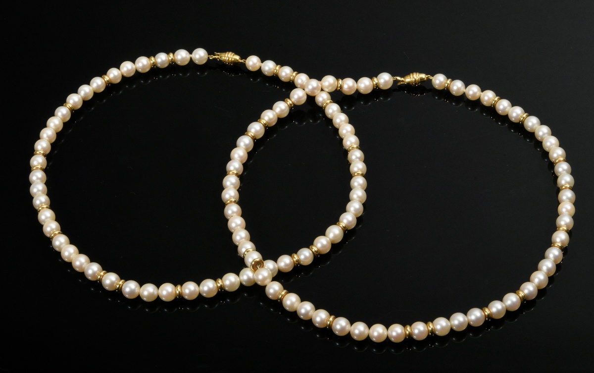2 Cultured pearl necklaces with yellow gold 750 ring elements and tonneau clasps, 75g, l. 43.3 and 