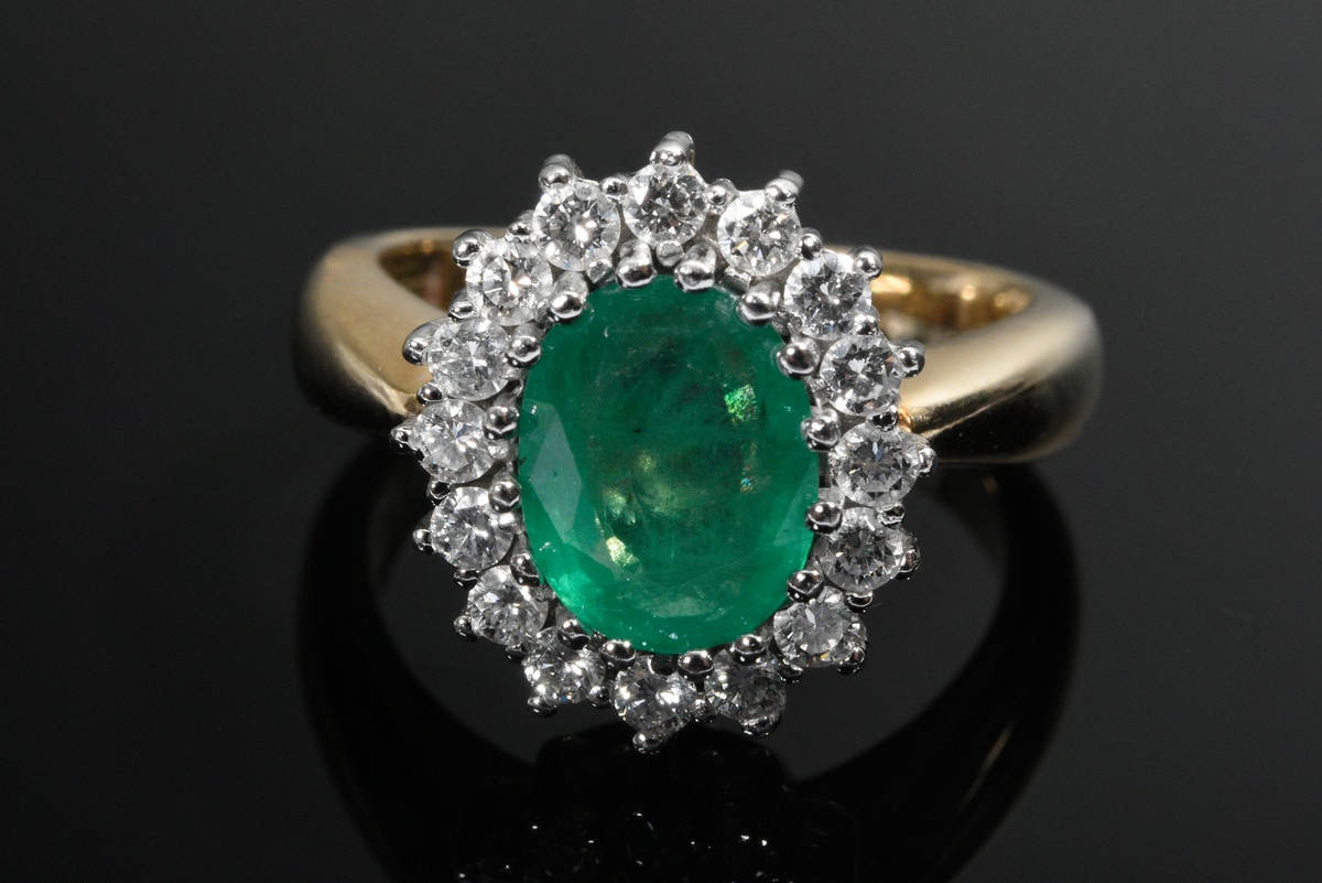 Classic white and yellow gold 585 ring with faceted emerald in a brilliant-cut diamond ring (togeth - Image 4 of 4