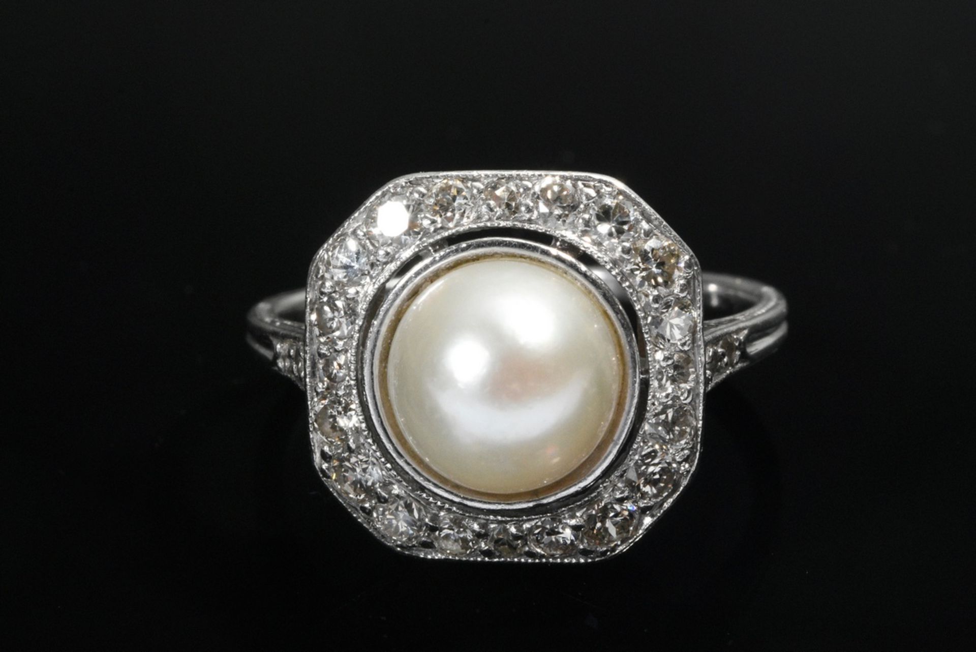 Art Deco platinum ring with cultured pearl in octagonal brilliant-cut diamond bezel and small octag - Image 4 of 4