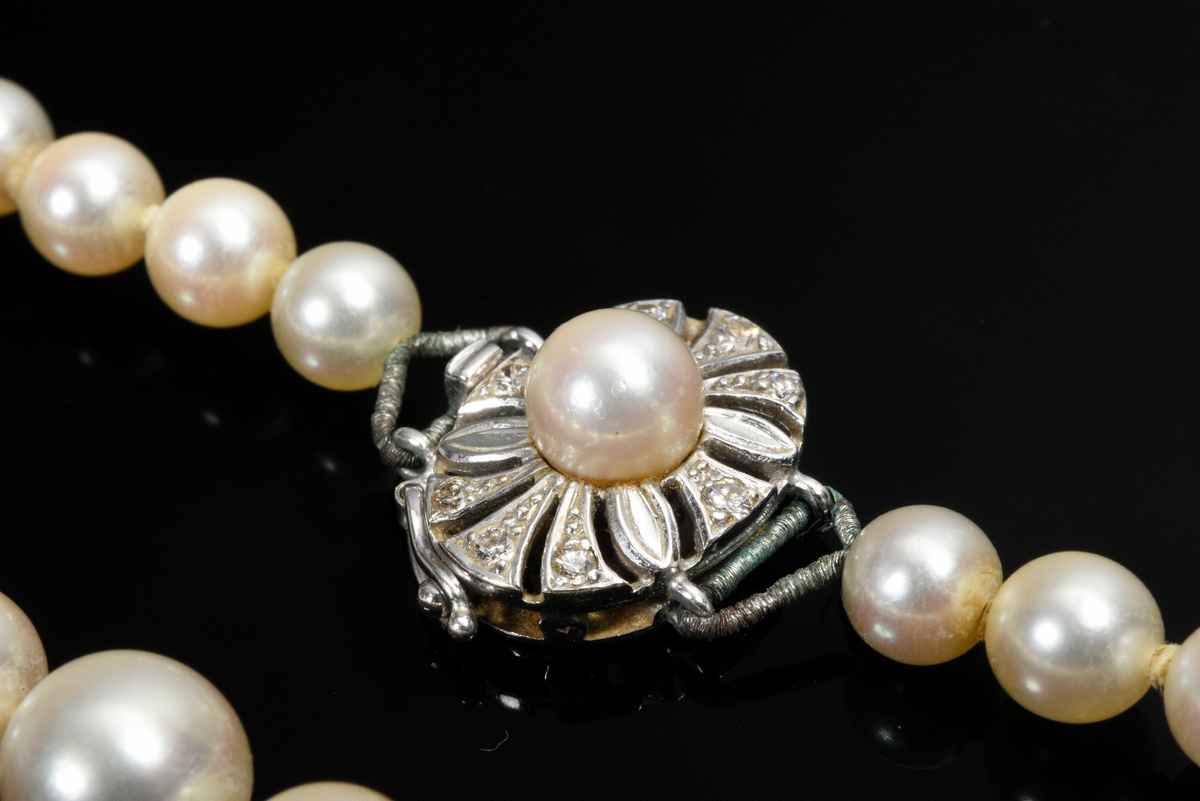 Fine cultured pearl necklace with round white gold 750 clasp, 26.7g, 50.5cm, Ø 5.4-8mm - Image 3 of 3