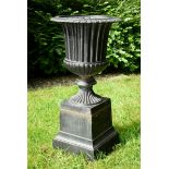 Klassische Eisen Gartenvase auf hohem eckigem Postament, 2teilig, H. 72cm, Ø 35cm