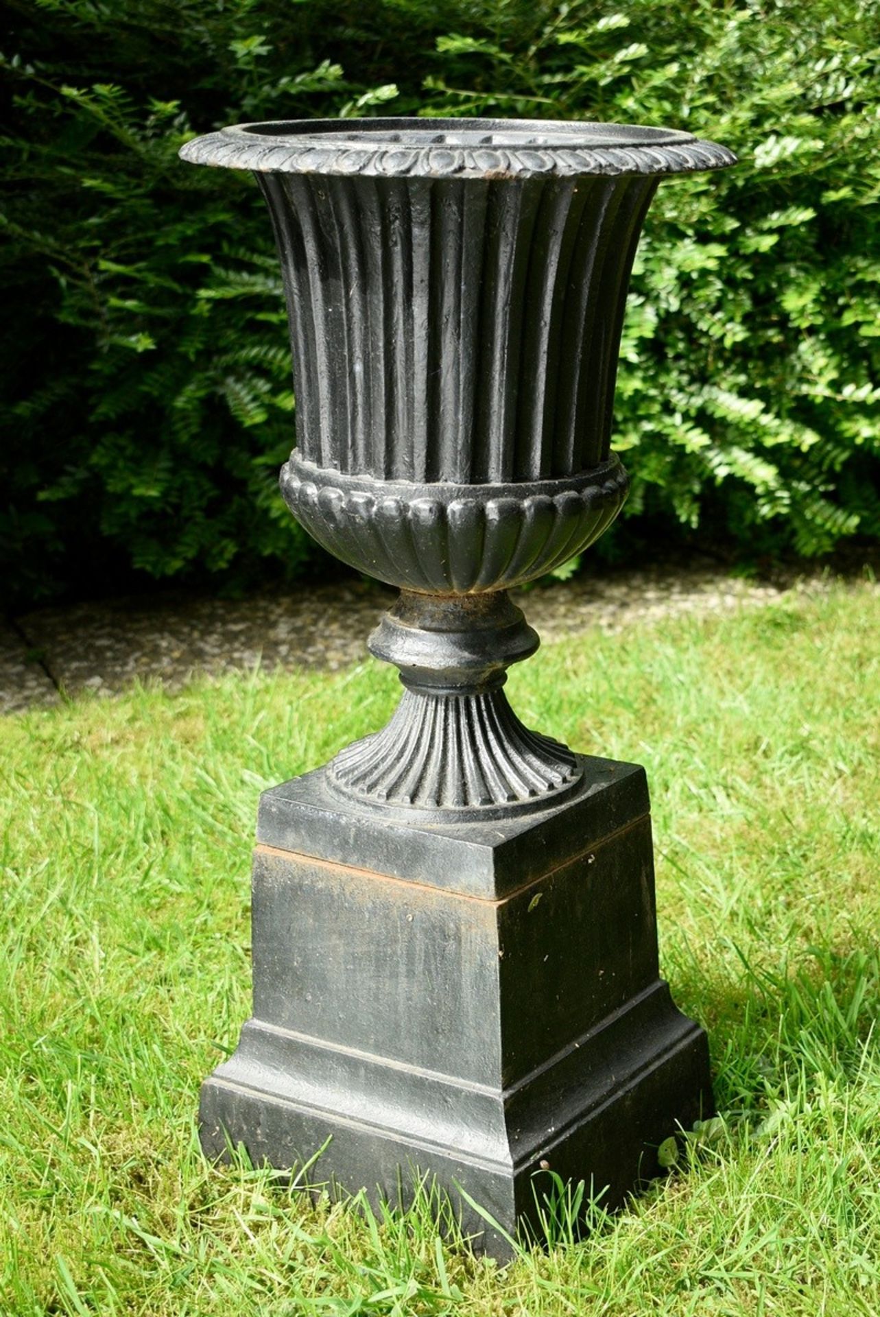 Klassische Eisen Gartenvase auf hohem eckigem Postament, 2teilig, H. 72cm, Ø 35cm