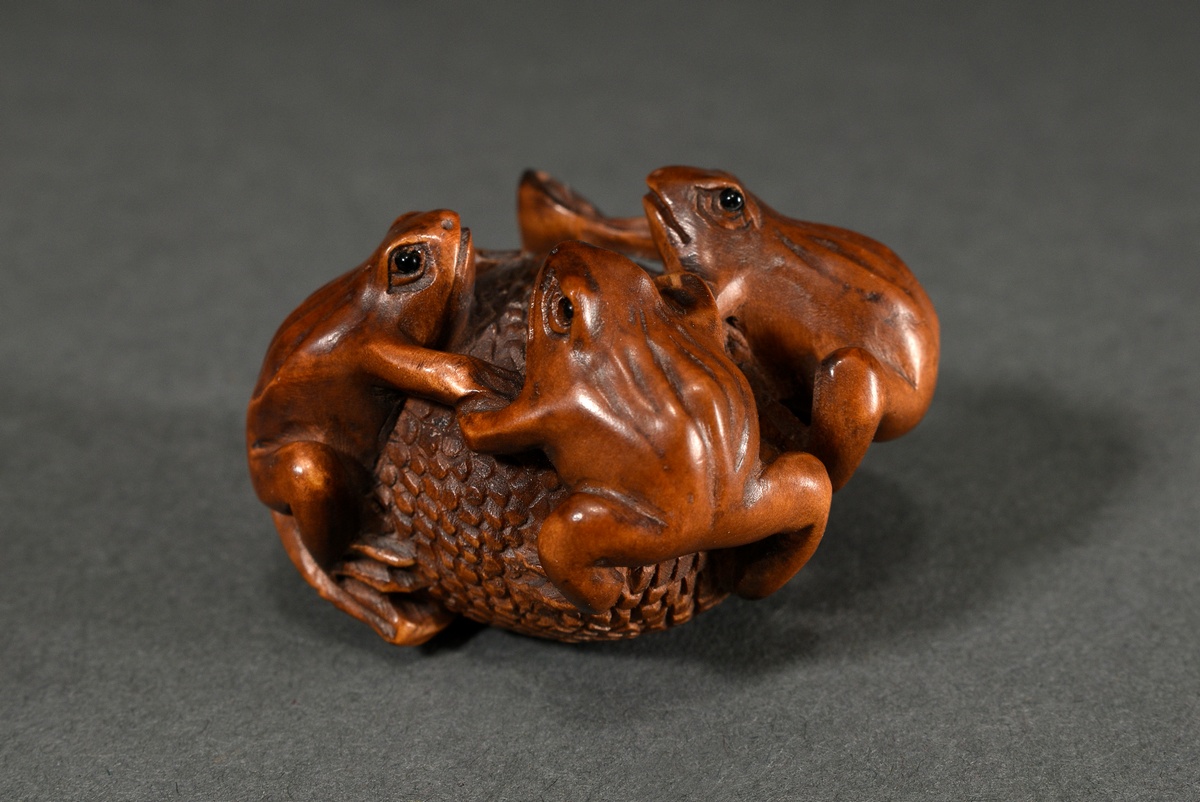 Boxwood netsuke "Three frogs on a berry", inlaid horn eyes, sign. Gyokuseki 玉石 (Davey 436), 20th ce