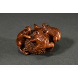 Boxwood netsuke "Three frogs on a berry", inlaid horn eyes, sign. Gyokuseki 玉石 (Davey 436), 20th ce