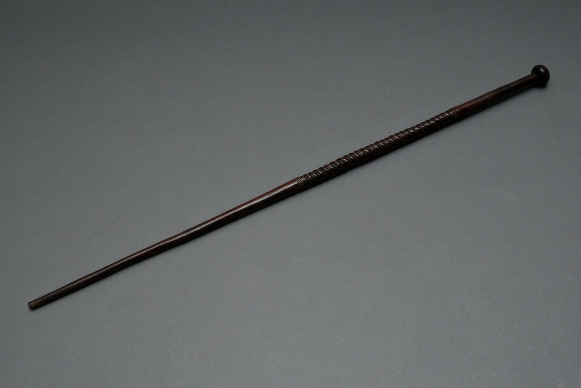 Antiker Hartholz Gehstock mit partiell gedrechseltem Schaft und Kugelknauf, wohl 18.Jh., L. 85cm - Bild 3 aus 3