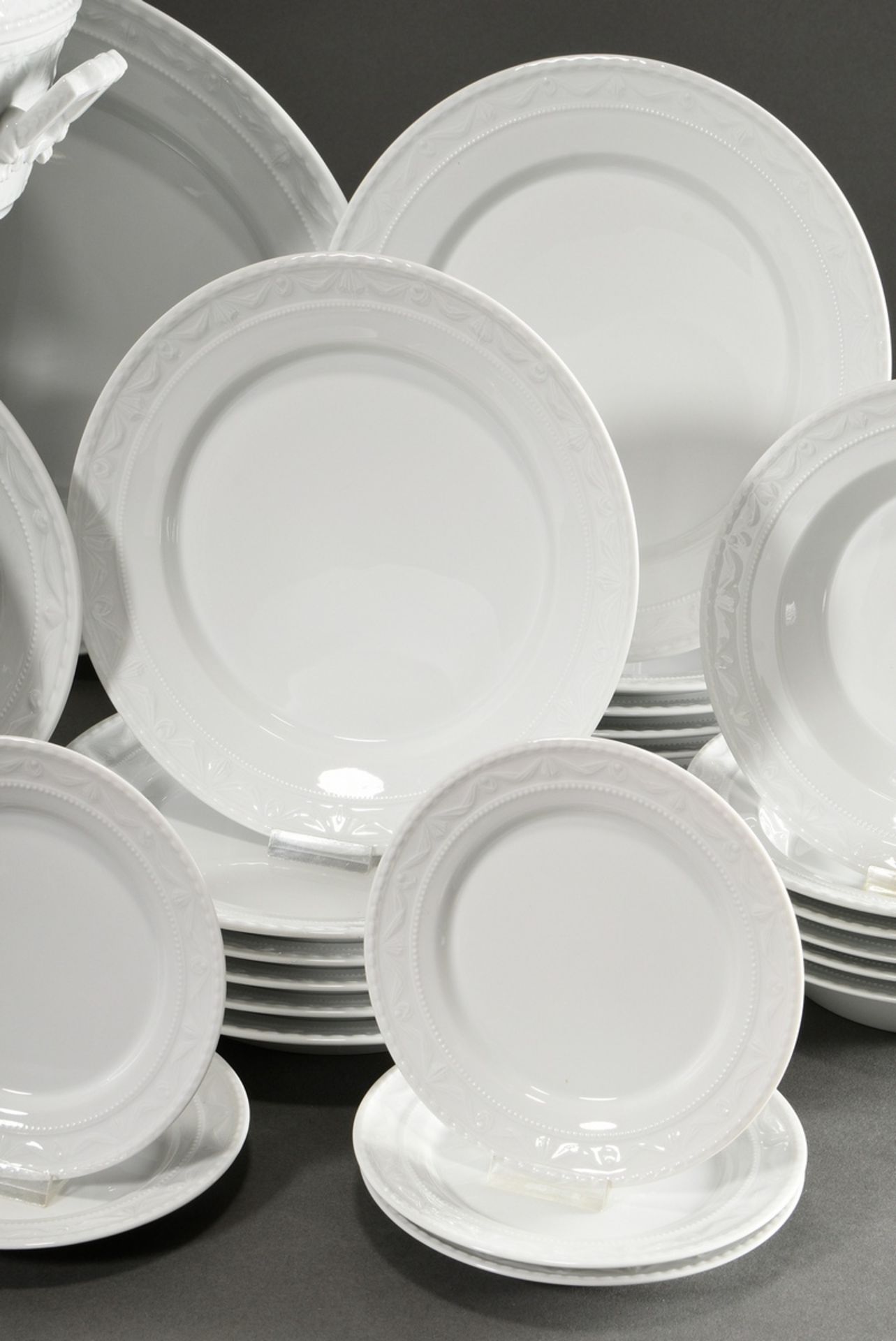 53 Pieces KPM dinner service "Kurland white" with relief border, consisting of: 14 dinner plates (Ø - Image 3 of 6