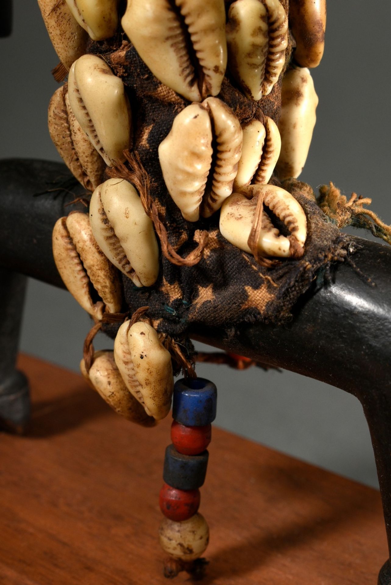 Puppe der Namchi, Zentral Afrika/ Kamerun, 1. Hälfte 20.Jh., alte Holzfigur mit Baumwoll-Leibchen u - Bild 7 aus 8