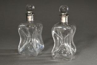 Paar kleine Gluckerflaschen mit eingezogenem Abriss, mittig eingezogen in eckiger Form mit fünf Kan