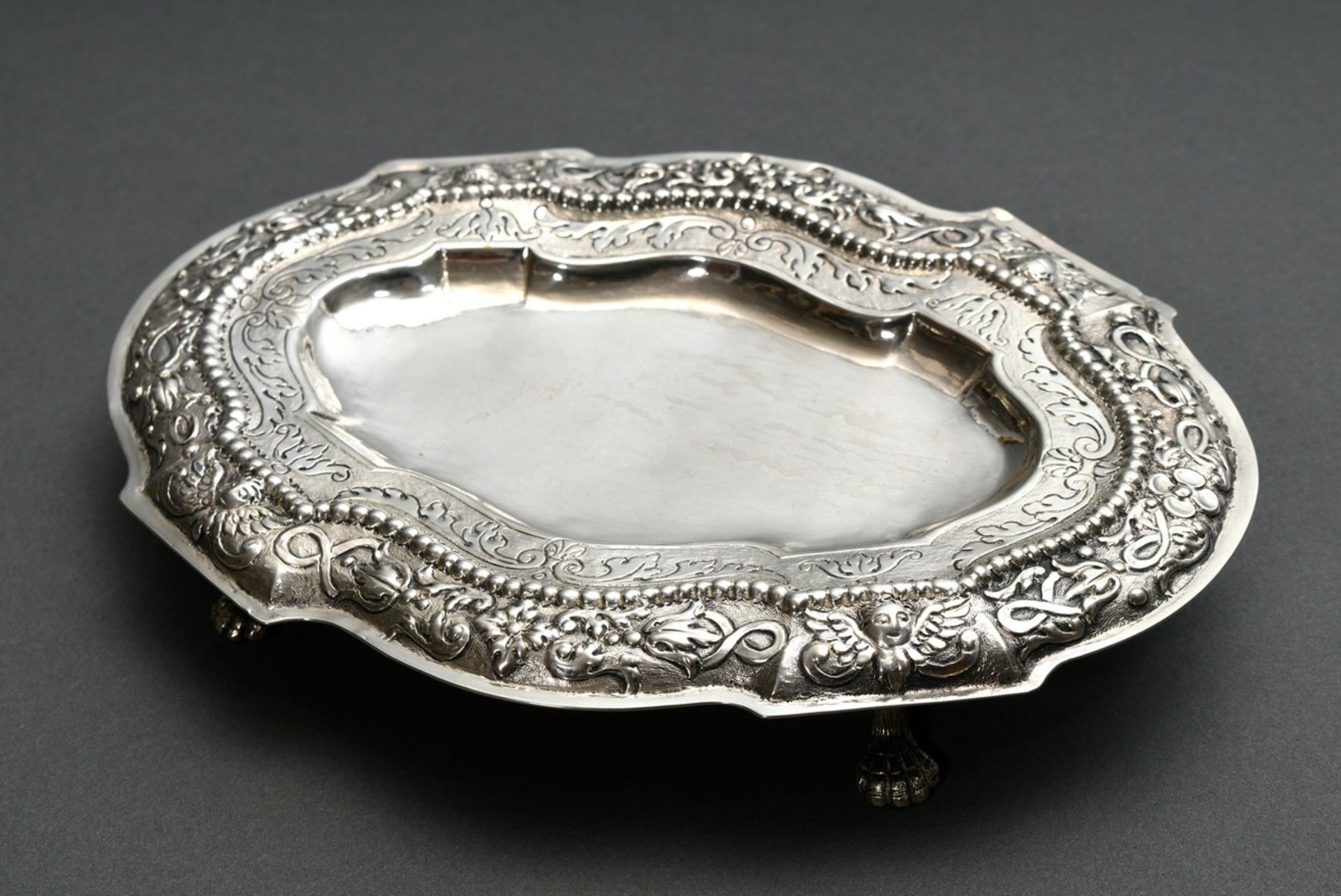 Oval Régence presentoir with richly decorated rim on paw feet, c. 1720, MM: ‘PW’, silver, 159g, 13x
