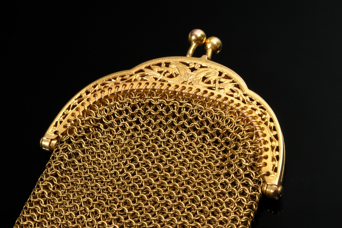 Small yellow gold 750 purse in mesh design with 2 inner compartments and engraved bows, France 2nd  - Image 2 of 3