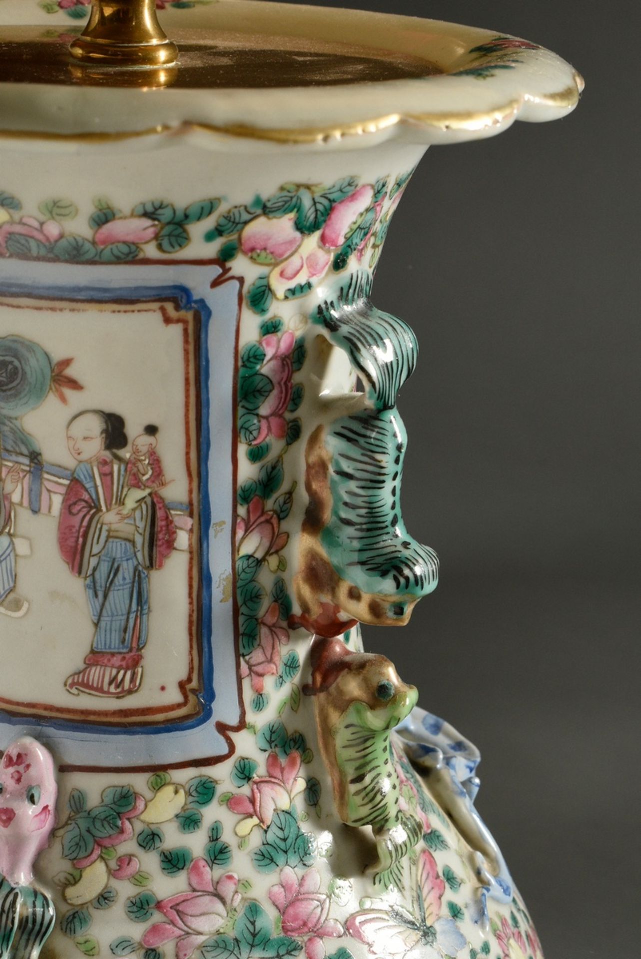Paar große chinesische Porzellan Vasen mit polychromer Malerei "Höfische und Kampf Szene" auf Blüte - Bild 5 aus 13