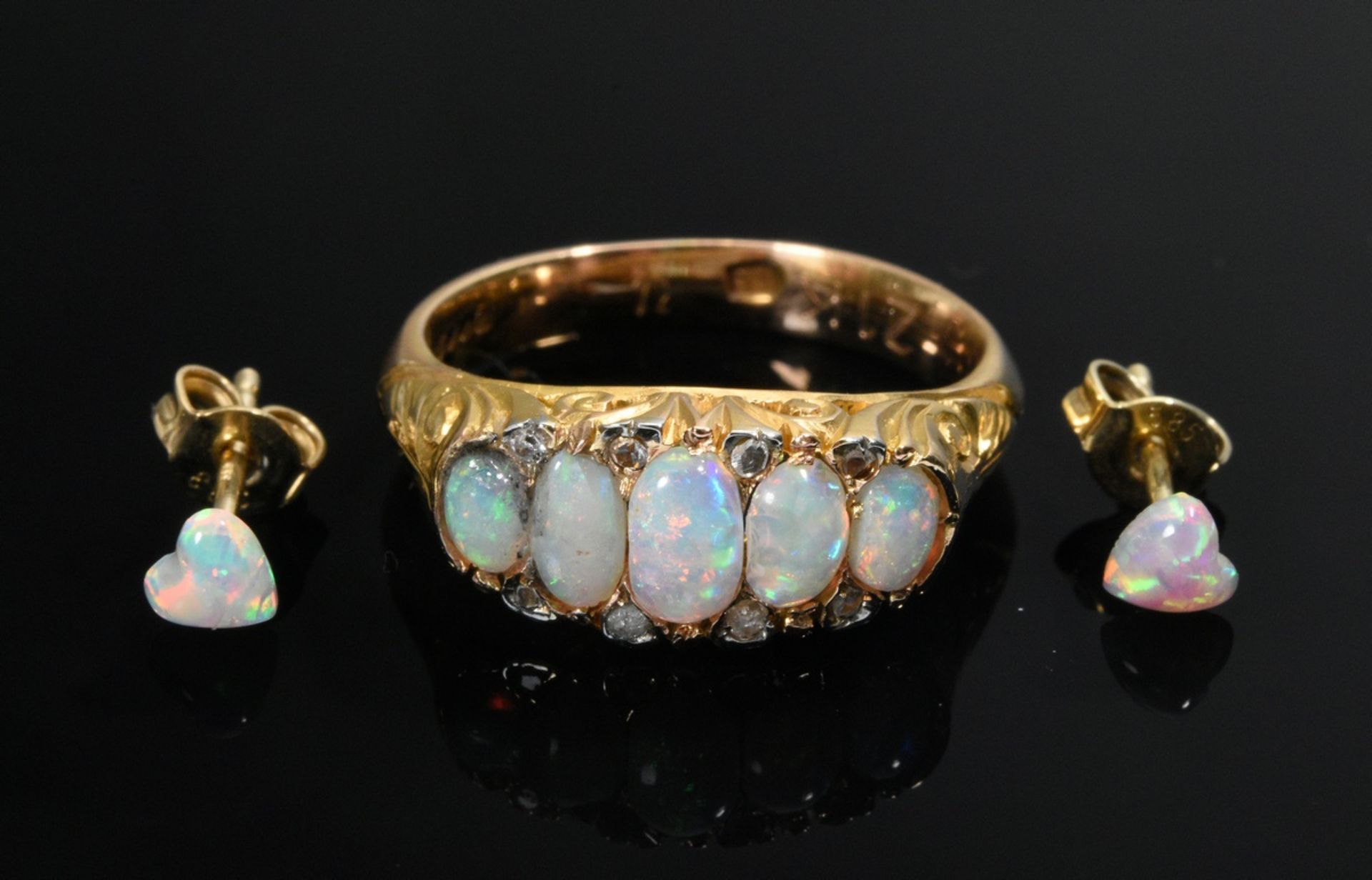 3 Pieces of opal jewelry: engraved yellow gold 875 ring with opal cabochons and small diamond roses - Image 2 of 3