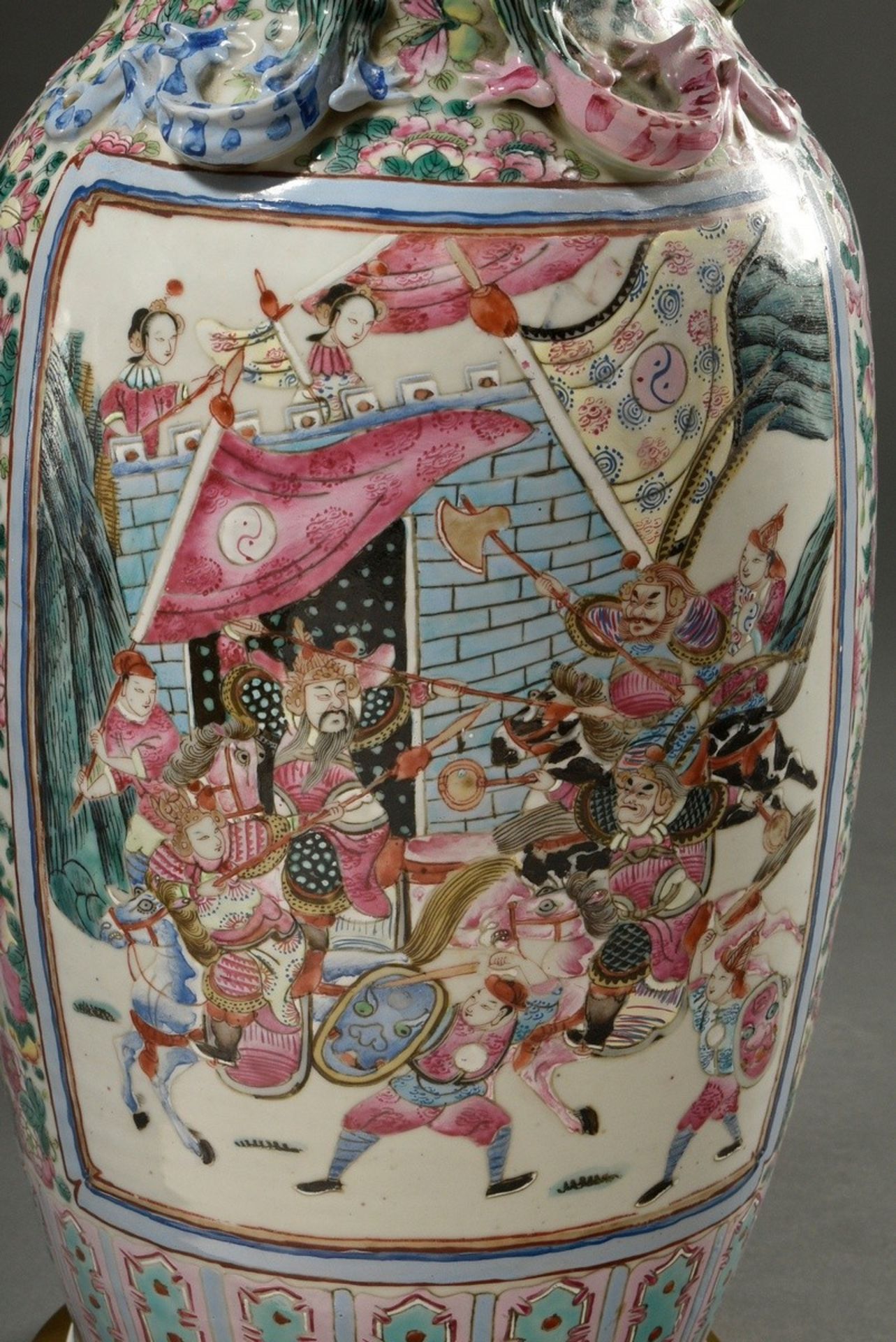 Paar große chinesische Porzellan Vasen mit polychromer Malerei "Höfische und Kampf Szene" auf Blüte - Bild 12 aus 13