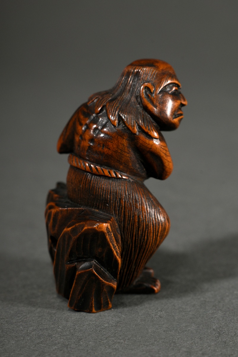 Buchsbaum Netsuke "Fischer auf Felsen mit Kugel (?)", Inhalt beweglich, verschieden große Himotoshi - Bild 3 aus 4