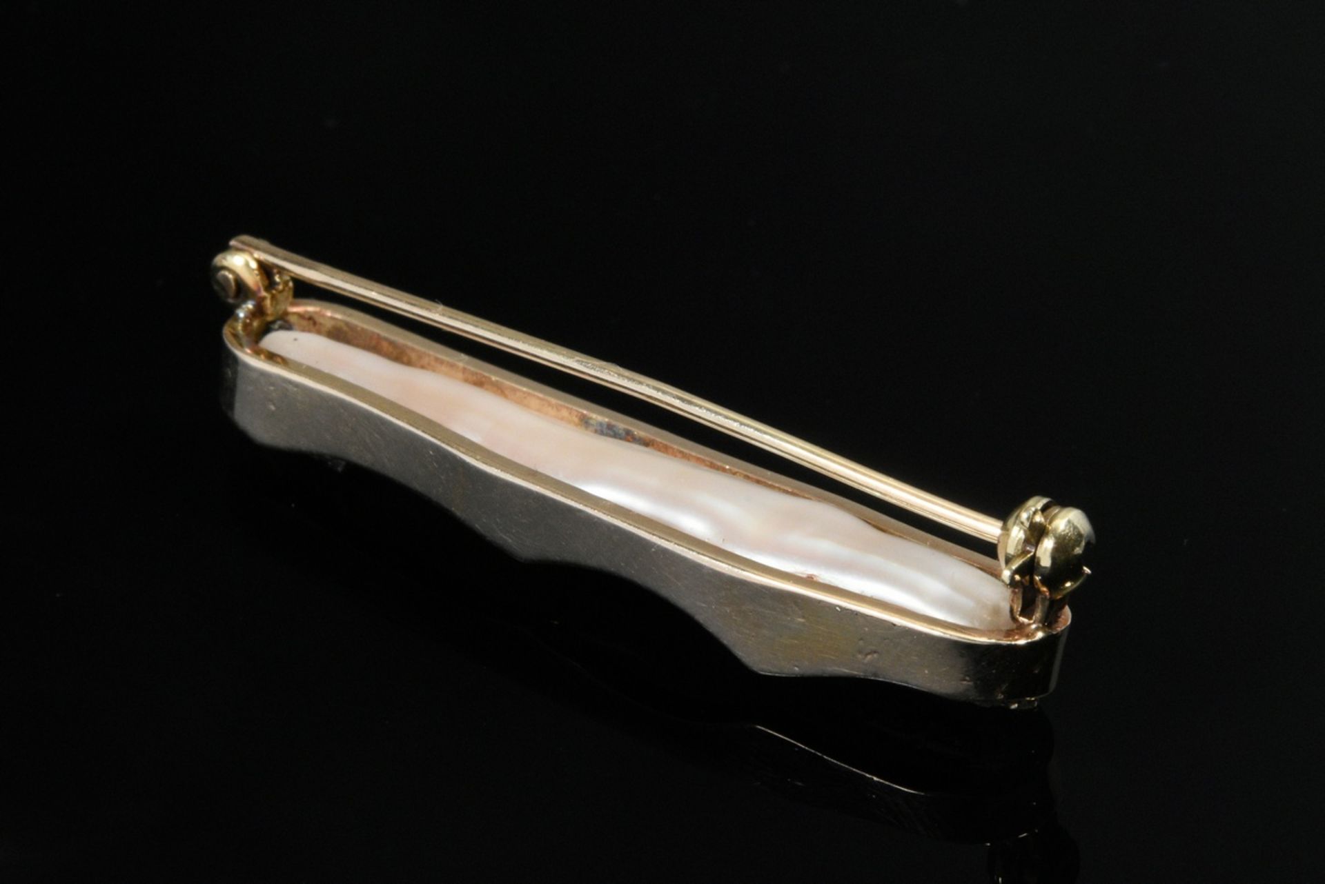 Handmade yellow gold 585 needle with elongated freshwater pearl and small diamond roses in platinum - Image 3 of 3