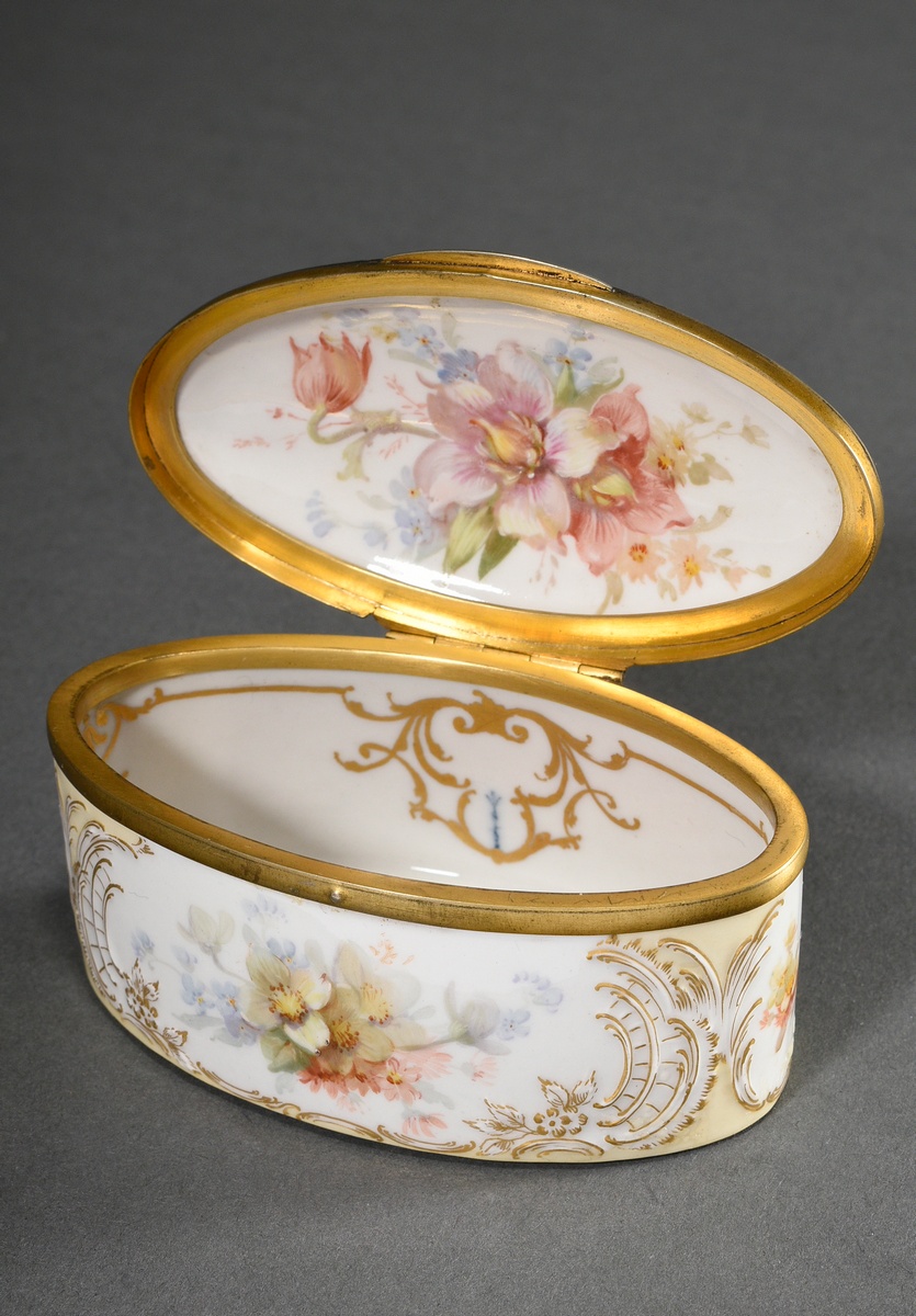 Oval KPM porcelain snuff box in rococo form with soft painting "Blossoms and ornamental lattice", g - Image 4 of 6