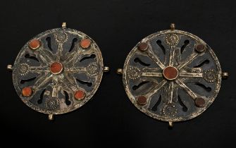 2 Ersari Turkmenen Brustschmuckplatten mit je 5 runden Karneolen, zu Blüten getriebenen Plättchen u
