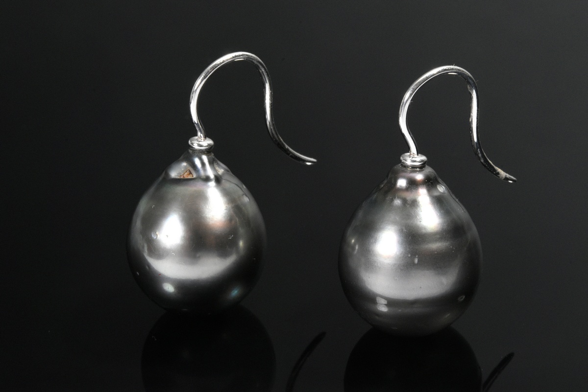 Pair of Wempe 750 white gold earrings with black Tahitian cultured pearl drops, 15.1g, Ø 16.2/16.3m