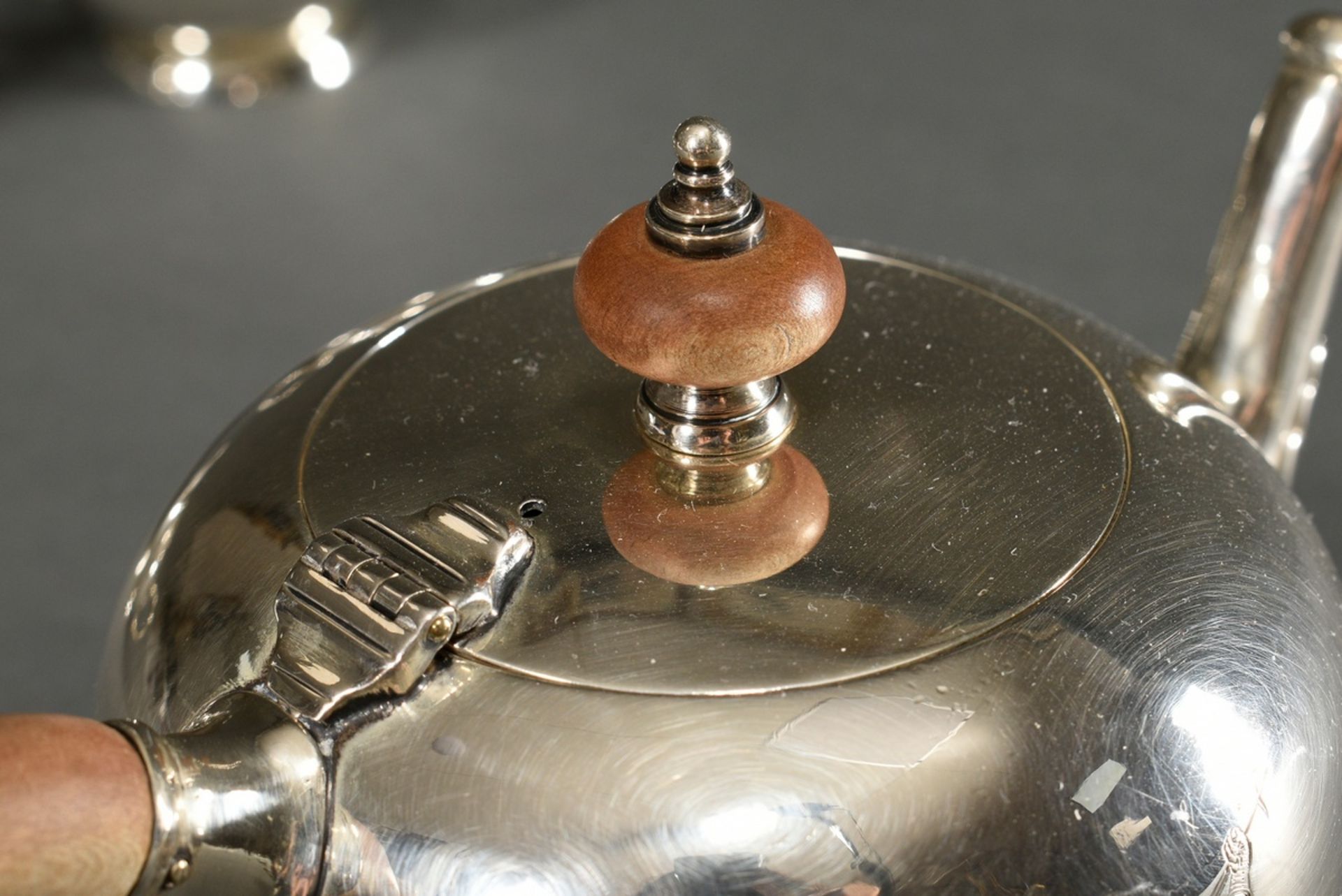 3 Teile englisches Teeset in George II Form: Teekanne mit Holz Handhabe und zwei Teile Zucker und R - Bild 3 aus 6