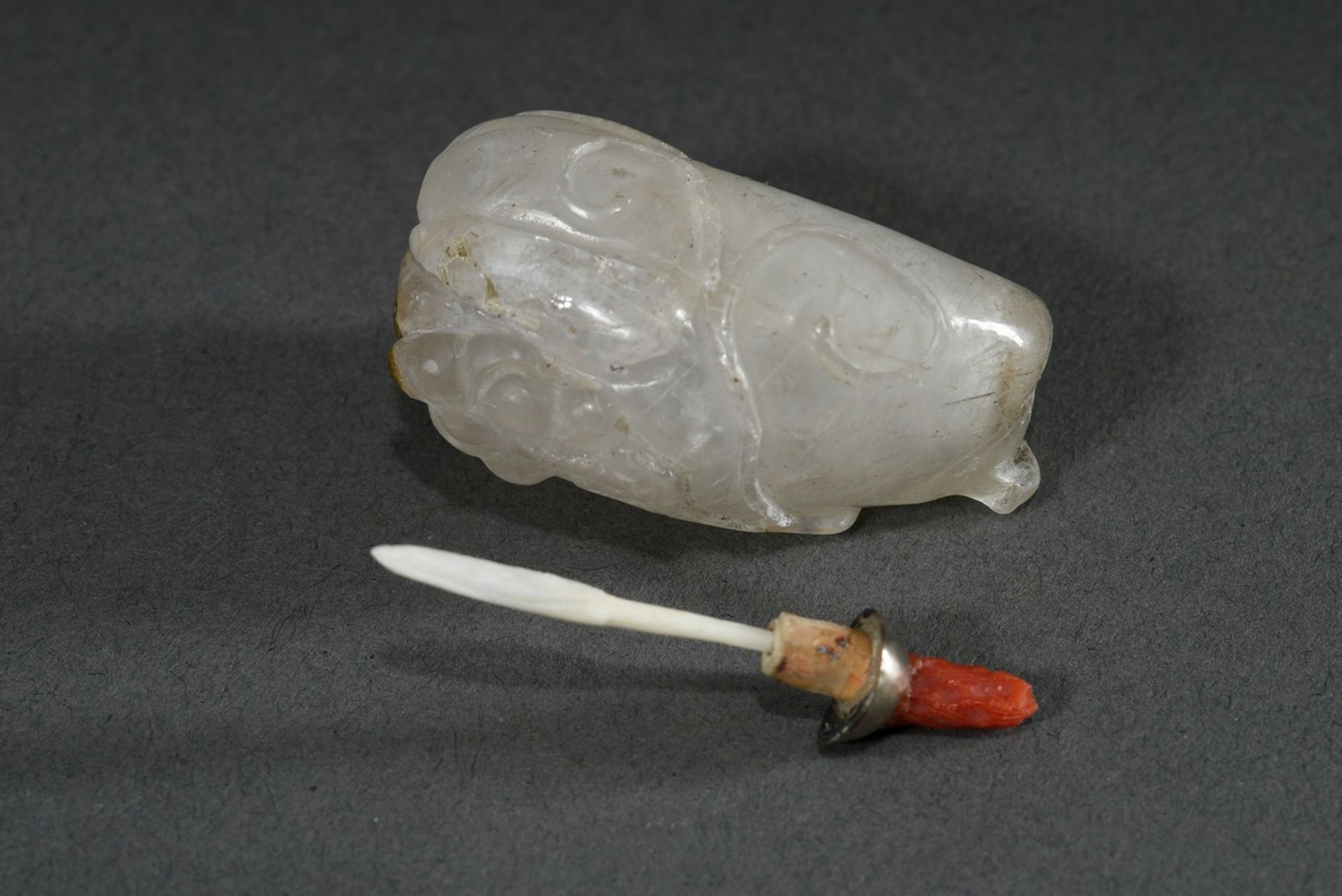 Sehr kleine Bergkristall Snuffbottle in Flaschenkürbis Form mit halbplastisch geschnitztem "Ranken" - Bild 4 aus 4