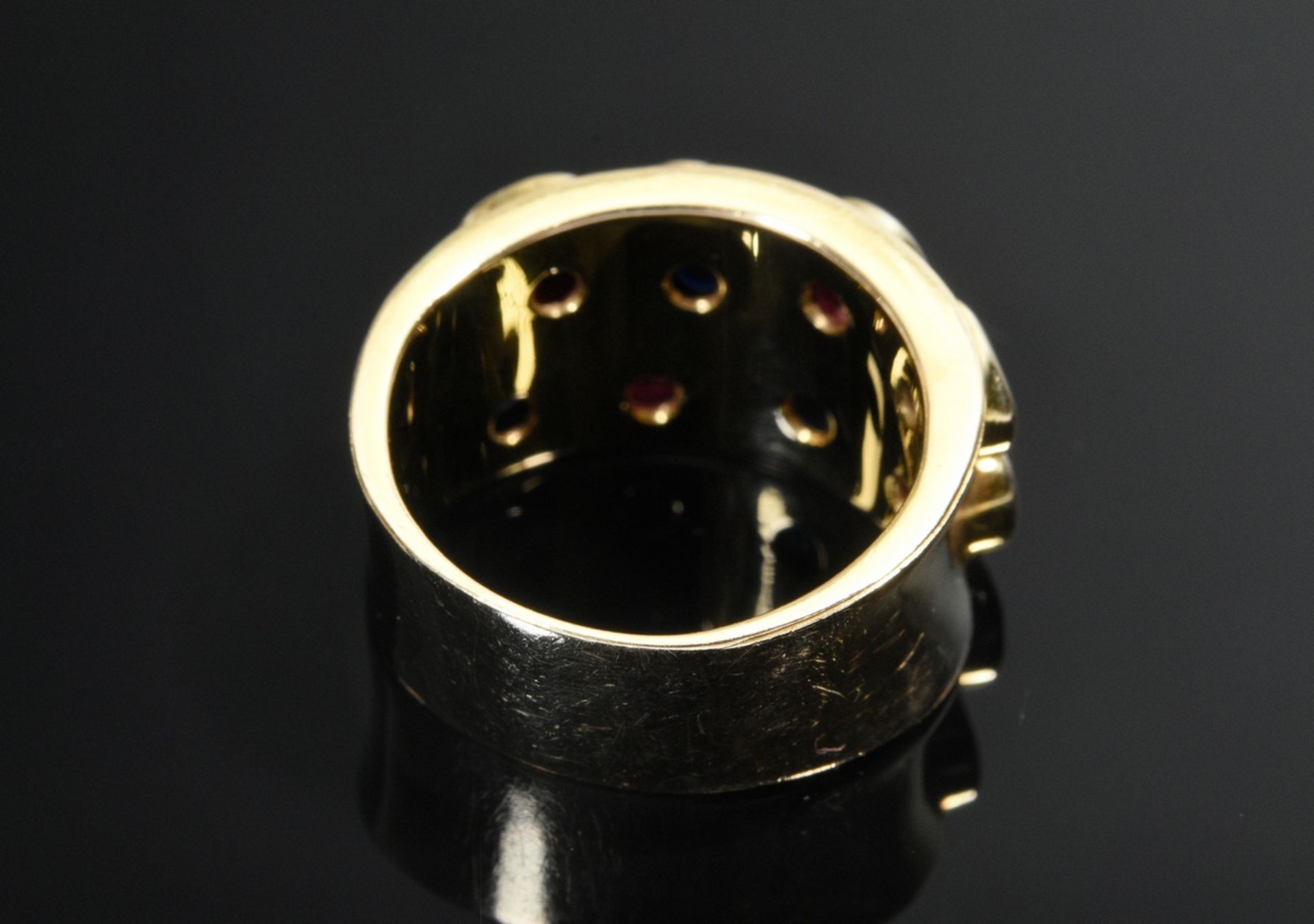 Breiter Gelbgold 585 Ring mit Rubinen und Saphiren unregelmäßig besetzt, Goldschmiedearbeit, 11,6g, - Bild 3 aus 3