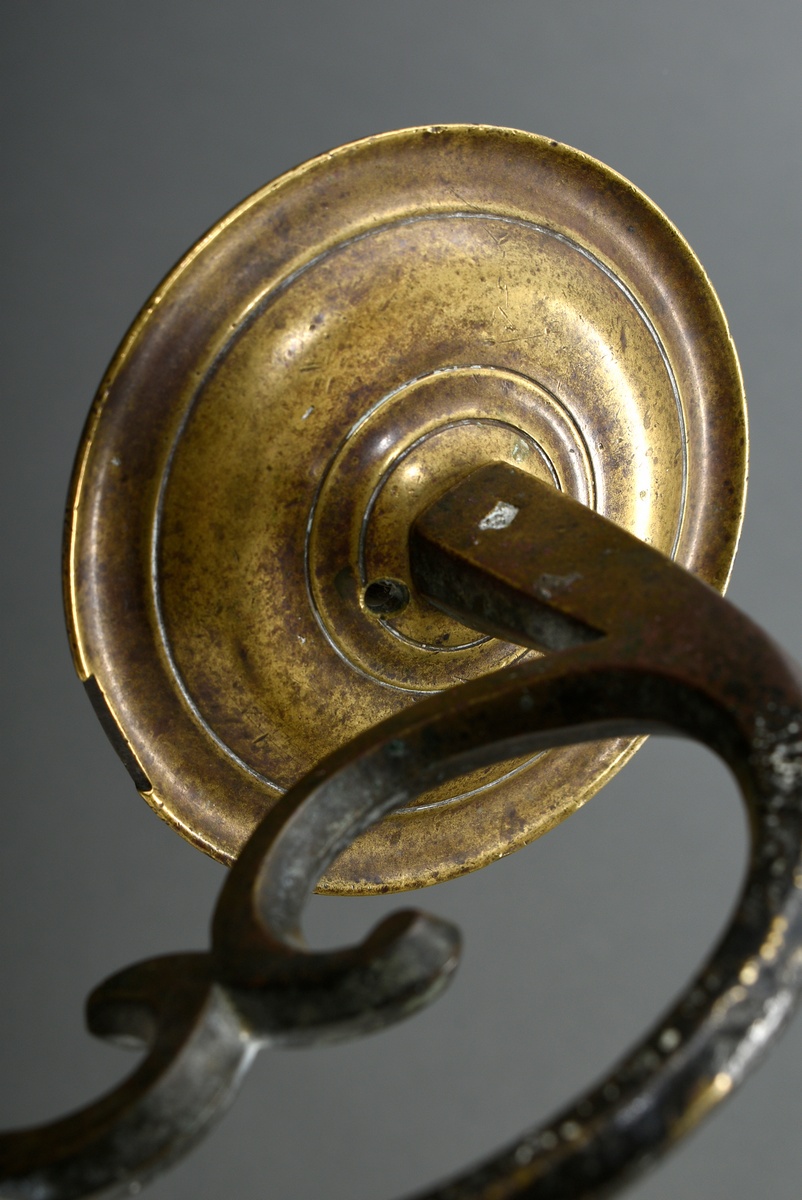 Bronze Wandapplike mit Volutenarm und schlichter Tropfschale, 18.Jh., 13x8,5x28cm - Bild 5 aus 7