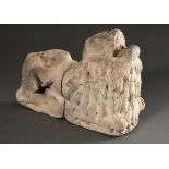 Spätmittelalterliche Sandstein Säulenbasis „Liegender Löwe mit aufgerissenem Maul“, 45x34x20cm, sta