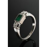 White gold 750 band ring with faceted emerald and diamonds (together approx. 0.40ct/SI-P1/TCR), 4g,